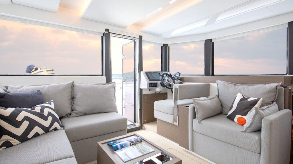 Leopard 40 Powercat Interior Helm