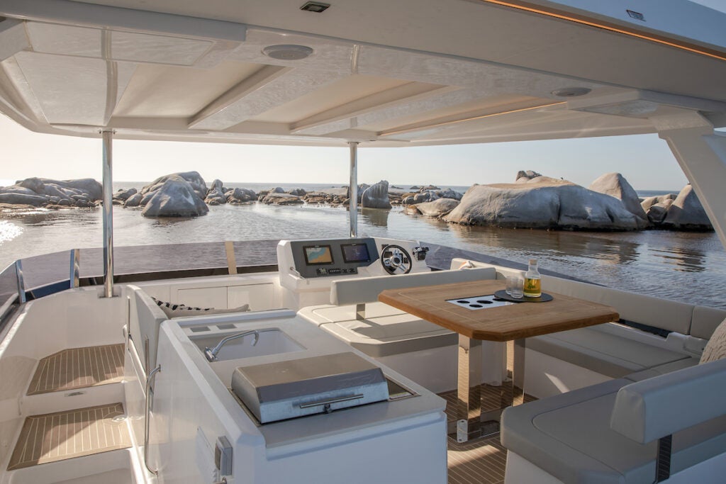 Leopard 40 Powercat Flybridge