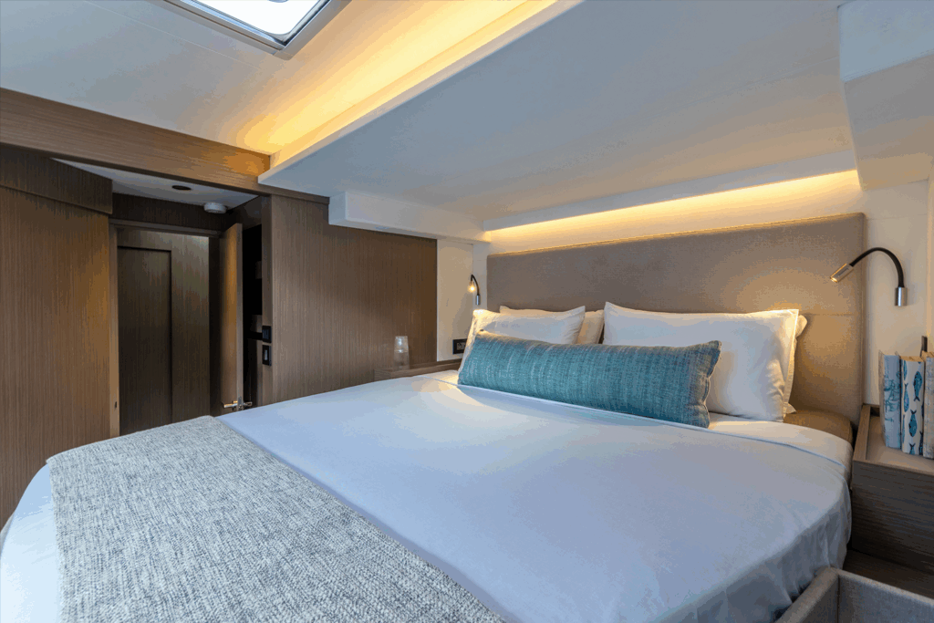 Leopard 52 Guest Cabin