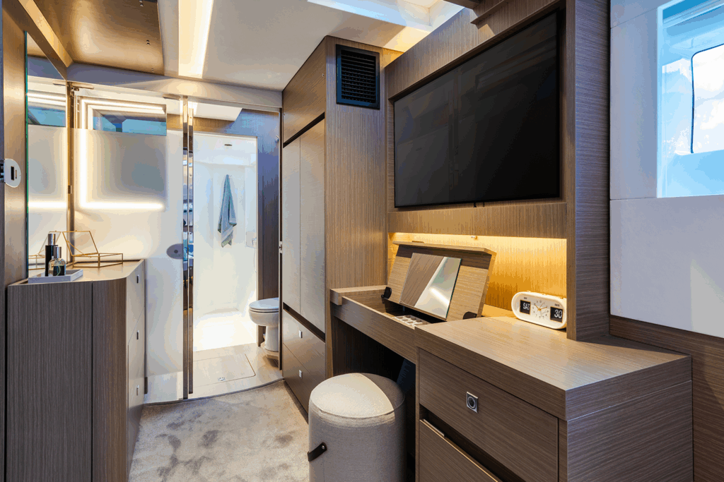 Leopard 52 Owner Suite
