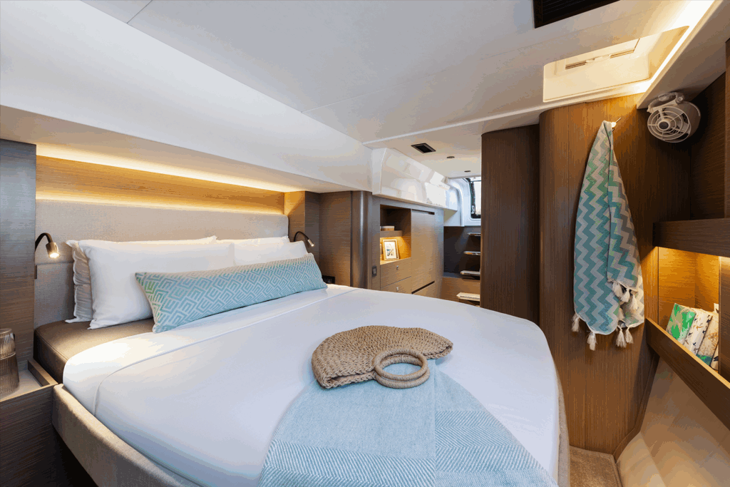 Leopard 52 Aft Guest Cabin